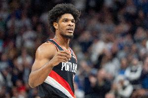 投传都不准啊！亨德森突破分球直接越过队友扔出界外