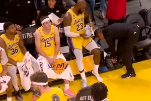 做出改变！首节表现不够理想 詹姆斯场边换双新鞋