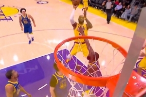 聊发少年狂！詹姆斯里突外投内外开花连得9分1助 率队占据主动