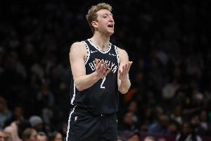 信心十足！沃尔夫一条龙撤步压哨三分 篮网首节轰出46分&领先26分