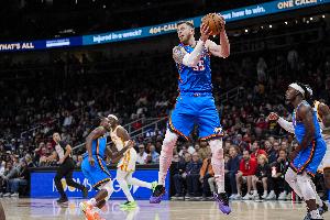 组织中锋？哈滕11助攻创生涯新高 4中2拿到4分8板