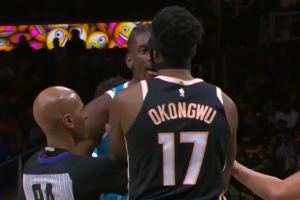 火气不小！迪亚巴特和奥孔武抢篮板互相推搡&发生小冲突 各自吃T