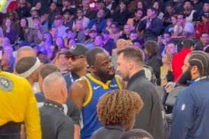 闲不住！追梦场边对东契奇一顿输出 最后两人都笑了