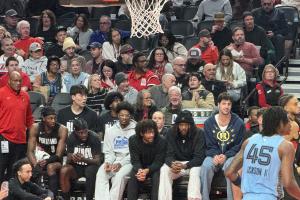 这啥情况？杨瀚森坐到第二排了 克林根处理手部伤势时还坐旁边呢~