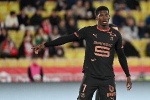 巴黎人报：雷恩前锋恩博洛被偷车，球员曾试图追赶逃跑的窃贼