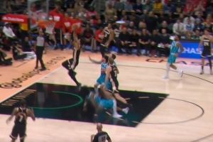 还得看鹰王！杰伦·约翰逊一抢二收篮板 反击一条龙双手滑翔暴扣