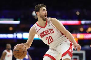 没手感！申京半场7投2中拿到5分 但也有7篮板8助攻