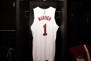 新鲜出炉！骑士官方晒哈登更衣室的1号球衣 今天将首秀