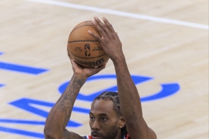 神挡杀神！伦纳德连中三分后两罚都有 砍下个人本场第40分