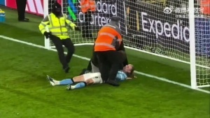 哈宝：我不干净了一名球迷冲进场对躺在地上的哈兰德又抱又亲