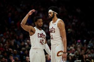 紧紧咬住！米切尔助攻阿伦空接 骑士依然只落后1分