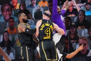 詹姆斯赛后和老朋友卡鲁索拥抱致意后返回更衣室