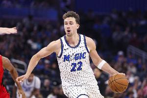 缺阵九场复出！小瓦格纳半场替补出战9分钟 投篮7中3得到7分2篮板