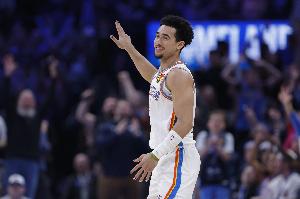 次节上来砍分！麦凯恩半场5中3拿到7分 正负值+11