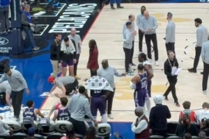 即将13连败！德罗赞在场边摔水瓶 工作人员赶紧上前清理