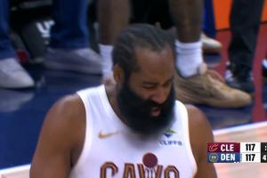 这不给3+1吗？哈登关键撤步三分追平 明显被绊倒没响哨啊！