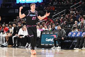 维金斯：亚库乔尼斯攻防两端都很出色 对球队很重要会继续信任他