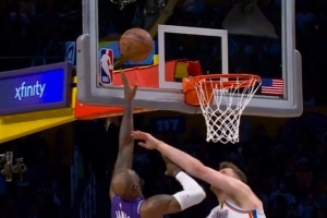 开始发力了！詹姆斯背转身突破 顶着哈滕滞空左手上篮追到差1分