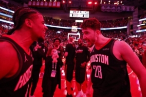 不忘老队友！申京晒与杰伦·格林昔日同框照：生日快乐兄弟